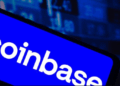 Logo de Coinbase en un teléfono.