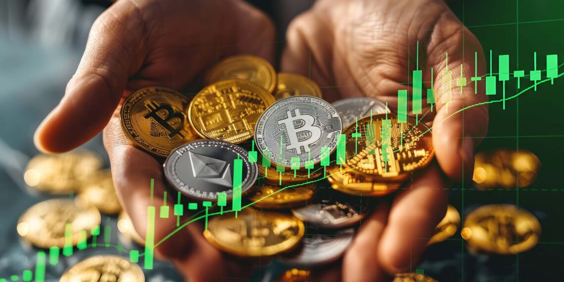 Manos que sujetan un puñado de criptomonedas.