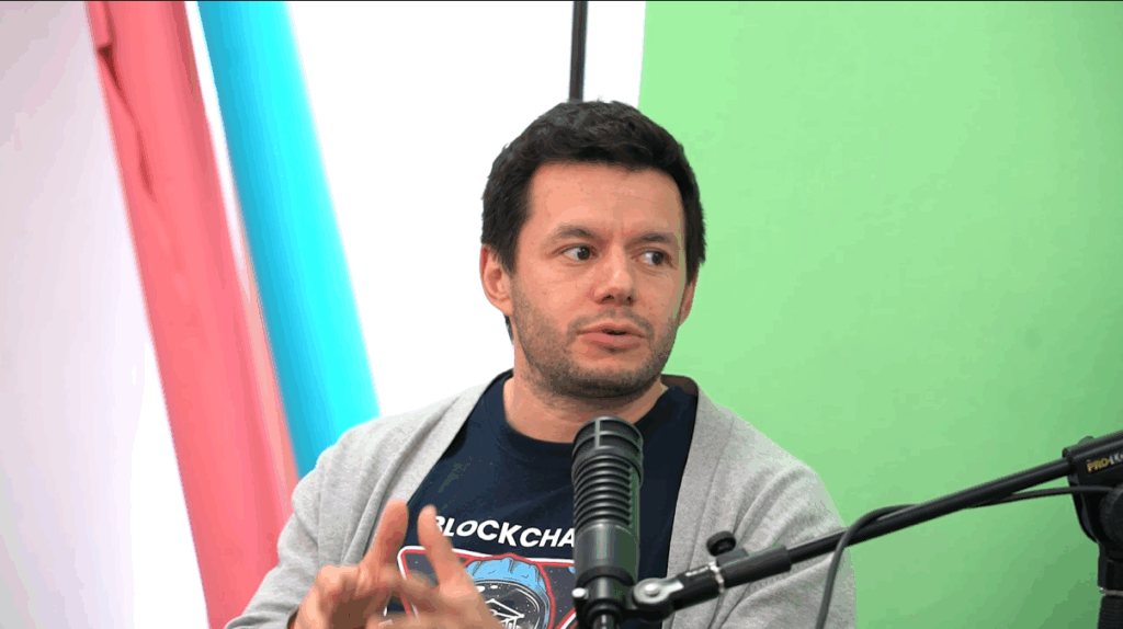 Cristóbal Pereira dando una entrevista.