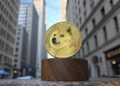 Moneda de dogecoin con Wall Street de fondo.