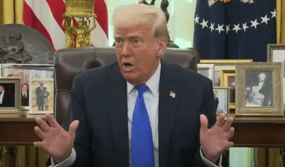 Trump demanda al New York Times por publicaciones que afectaron a su memecoin