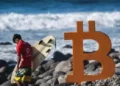 una playa y el logo de bitcoin