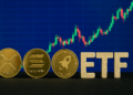 monedas de xrp, solana y stellar con un fondo de gráfico de precios.