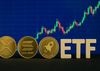monedas de xrp, solana y stellar con un fondo de gráfico de precios.