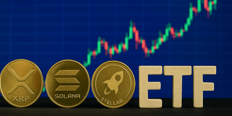 monedas de xrp, solana y stellar con un fondo de gráfico de precios.