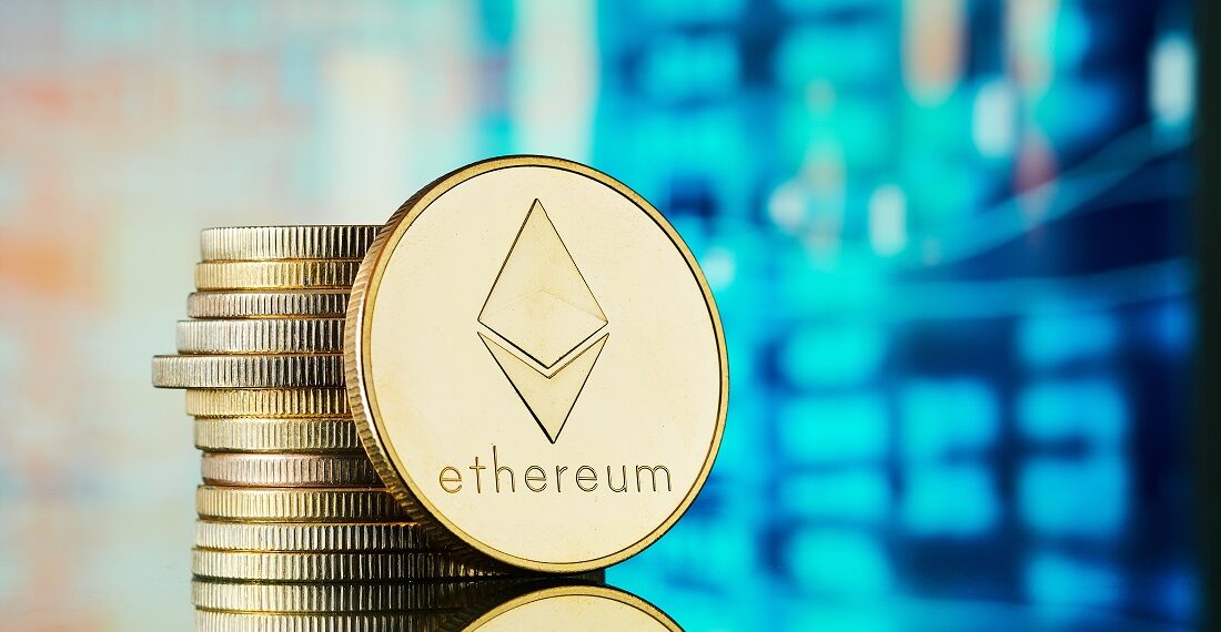 Monedas de Ethereum delante de una pantalla de gráfico de precios