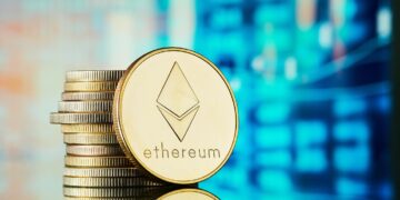 Monedas de Ethereum delante de una pantalla de gráfico de precios