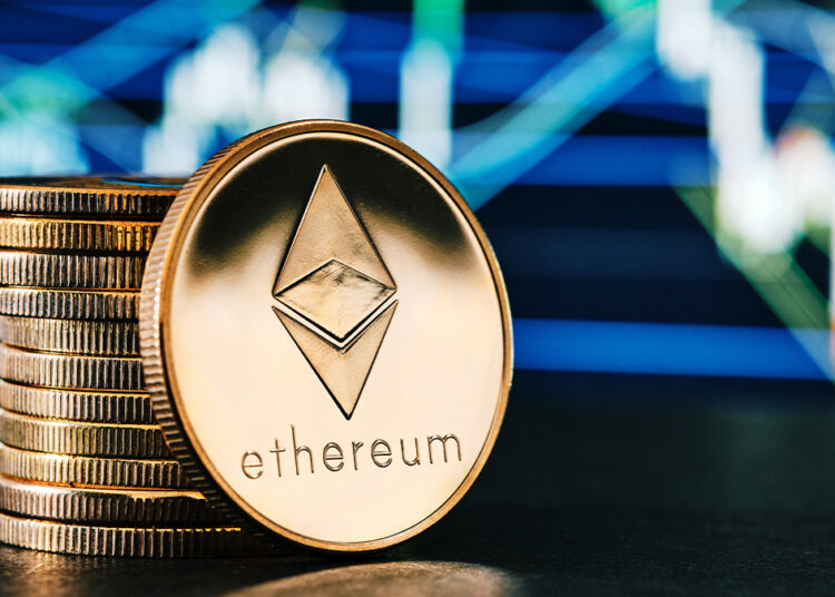 moneda de ethereum apoyada en monedas apiladas con grafico en el fondo