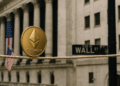 Una moneda de ETH arriba de una cuerda, en Wall Street.