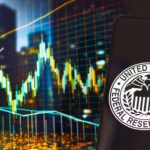 Gráfico de precio genérico y teléfono móvil con el logo de la Reserva Federal de Estados Unidos.