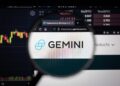 Logo de Gemini ampliado por una lupa.