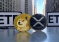 monedas de dogecoin y xrp con un fondo de Wall Street y las letras ETF al lado.
