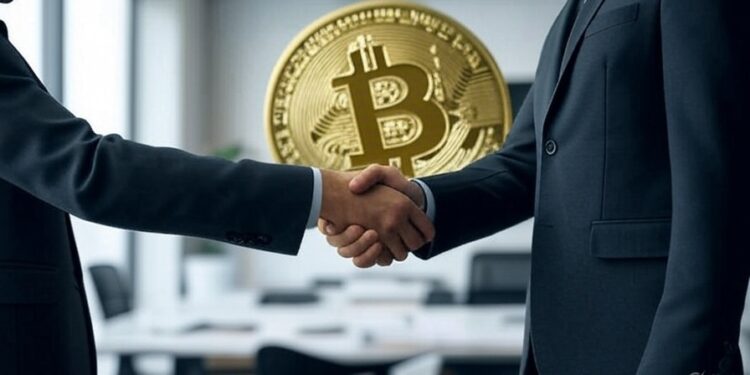 dos ejecutivos dándose la mano y un bitcoin de fondo.