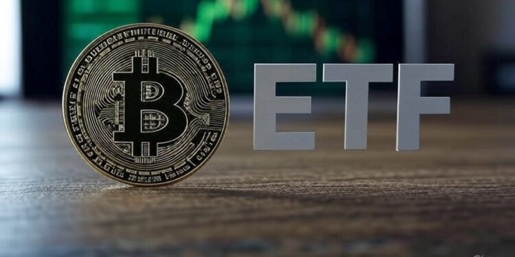 Moneda de bitcoin con las letras ETF al lado y gráfico de fondo.