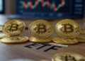 monedas de bitcoin en una mesa con un gráfico de fondos.