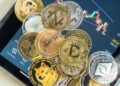 varias criptomonedas sobre un gráfico de precios.