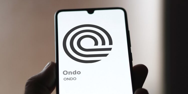 Logotipo de Ondo Finance en un teléfono móvil.