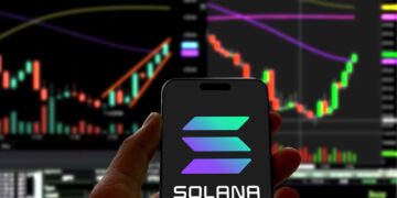 Logo de solana en un teléfono móvil y gráfico de precio genérico.
