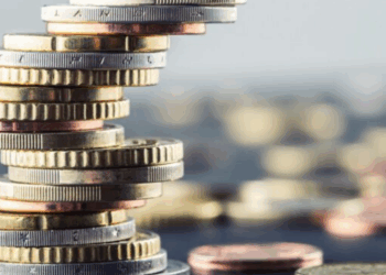 Monedas apiladas una sobre otra.