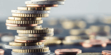 Monedas apiladas una sobre otra.