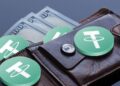 una cartera con dólares y stablecoins