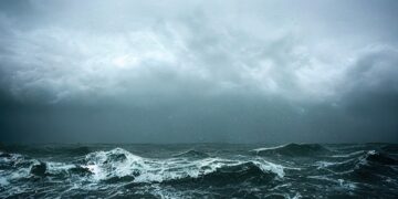 Fotografía de una tormenta en el mar.