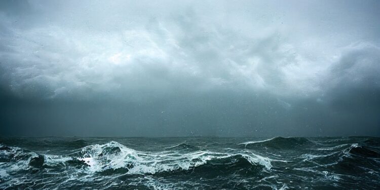 Fotografía de una tormenta en el mar.