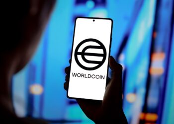 Un teléfono móvil con el logo de Worldcoin.