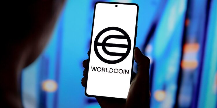 Un teléfono móvil con el logo de Worldcoin.