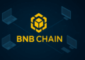 Cuatro computadoras conectadas entre sí por líneas de color celeste con un fondo azul. En el centro el logo de la BNB Chain, en amarillo.