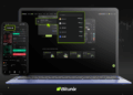 Laptop y celular, muestran la interfaz de Futuros Perpetuos Coin-M de Bitunix. Sobre fondo oscuro con velas difuminadas.