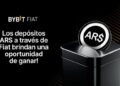 Logo de Bybit Fiat en fondo negro, moneda física negra con bordes plateados y símbolo AR$ sobre una base metálica.