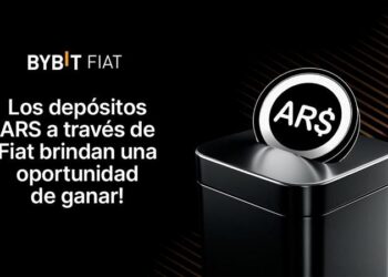 Logo de Bybit Fiat en fondo negro, moneda física negra con bordes plateados y símbolo AR$ sobre una base metálica.