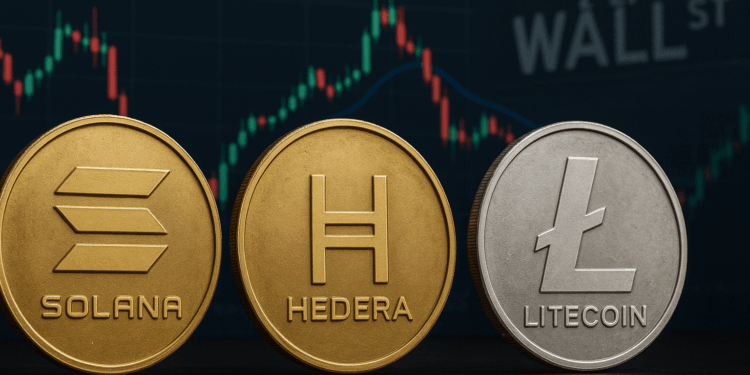 Tres monedas físicas de solana, hedera y litecoin en primer plano con un fondo de gráfico de precios con el nombre Wall Street en el lado derecho.