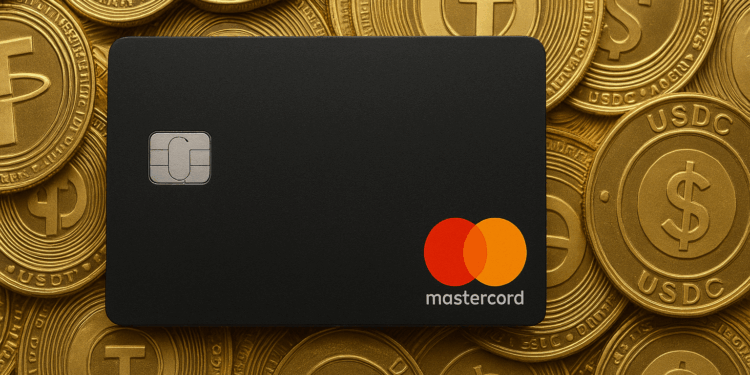 Tarjeta negra de Mastercard apoyada sobre un conjunto de monedas doradas que representan las stablecoins USDT y USDC, con sus logotipos grabados en relieve.