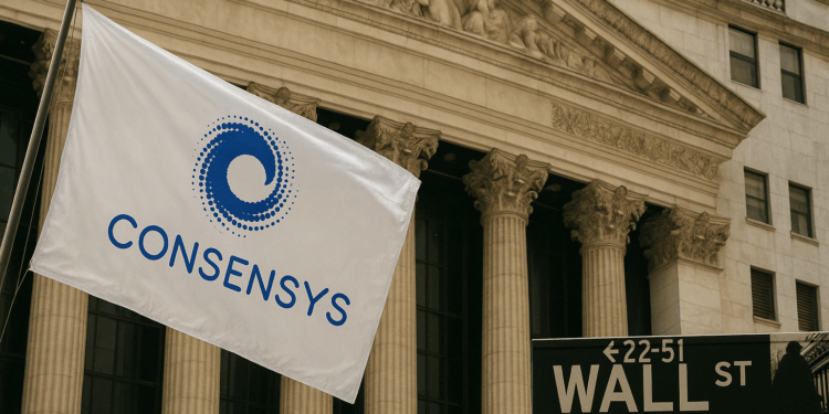 Bandera blanca con el logotipo azul de ConsenSys ondeando frente a la fachada del edificio de la Bolsa de Nueva York en Wall Street, junto al letrero negro característico de “WALL ST”.