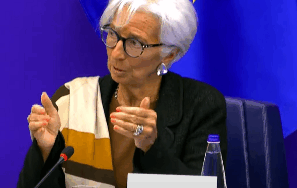 Christine Lagarde, presidenta del Banco Central Europeo, dando un discurso en el Parlamento Europeo.