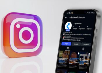 Logo de Instagram con celular a su derecha con la nueva cuenta de CriptoNoticias en su pantalla.