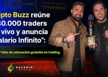 Dos hombres señalando un trofeo, en fondo azul y naranja, con logo de Salario Infinito.