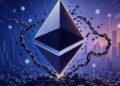 Una criptomoneda de ether rodeada de cadenas rotas, de fondo una ciudad oscura en ruinas.