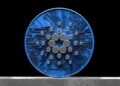 Logo digital de Cardano sobre un fondo tecnológico simbolizando a Google Cloud