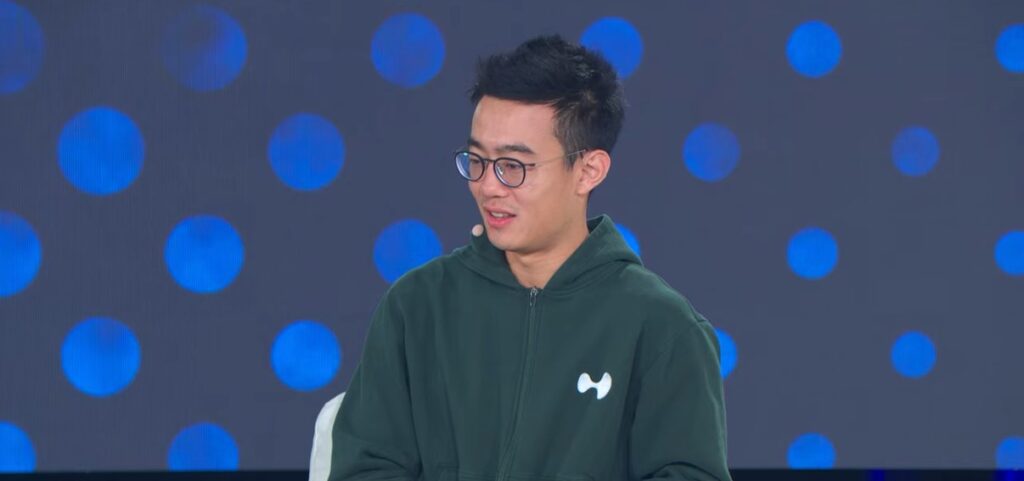 Jeff Yan, CEO de Hyperliquid siendo entrevistado en una conferencia en Hong Kong.