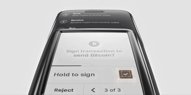 Ledger Nano™ Gen5 inclinada mostrando una pantalla en proceso de firma de una transaccion. Fondo blanco y marcos negros del hardware.