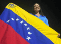 María Corina Machado con la bandera de Venezuela.