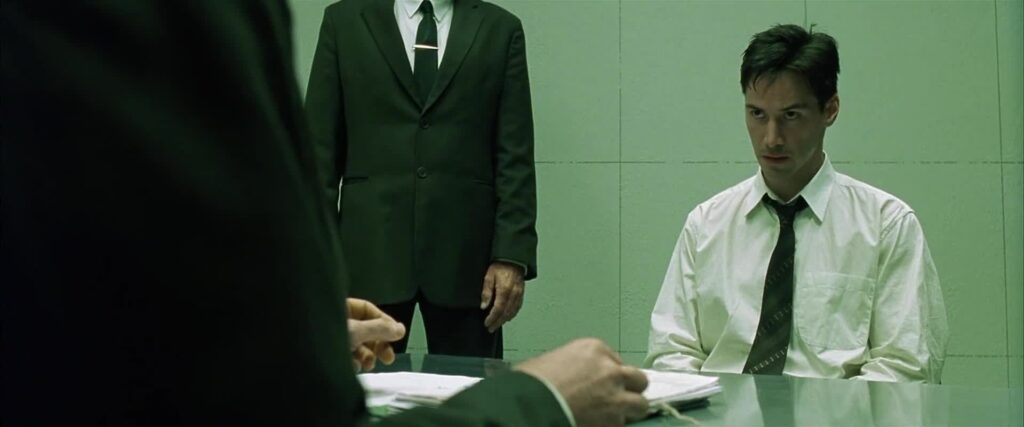Cuadro de la película Matrix, donde se ve a Neo siendo interrogado
