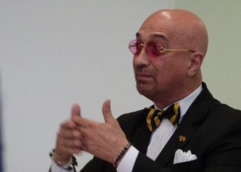 Richard Ujueta, presidente de la Cámara Venezolana de Comercio Electrónico, ofrece declaraciones a los medios.