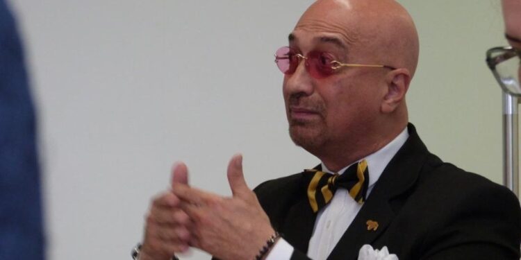 Richard Ujueta, presidente de la Cámara Venezolana de Comercio Electrónico, ofrece declaraciones a los medios.