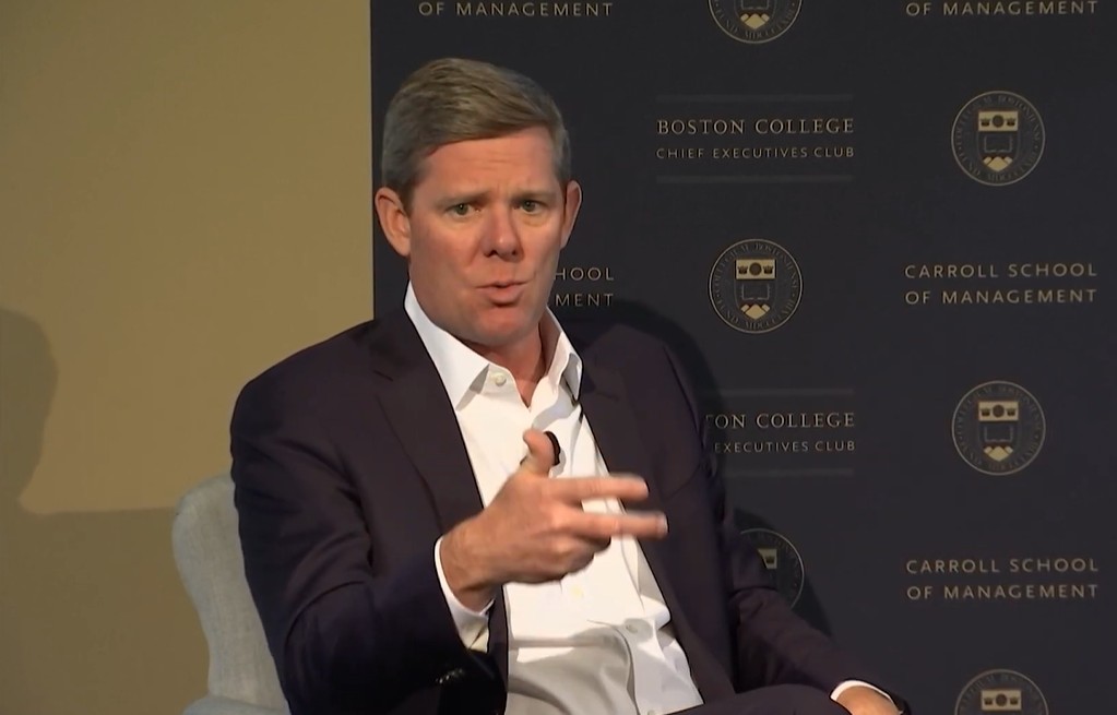 Ryan McInerney, CEO de Visa durante su participación en un evento de Boston College.