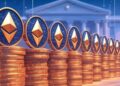 Columnas de monedas de Ethereum de color dorado y azul. De fondo un edificio simulando un banco.