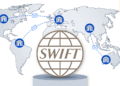 Logo de Swift sobre un mapa mundi conectado a través de líneas